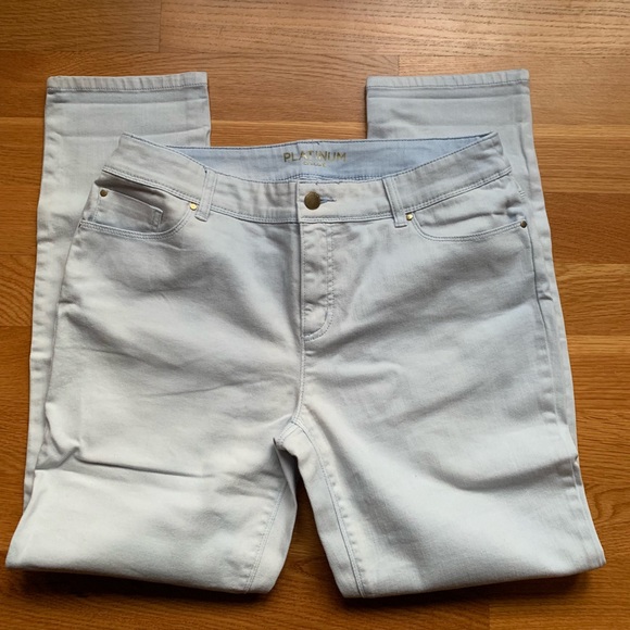 ❇️Platinum Chico’s Light Wash Jeans❇️ - Picture 5 of 6